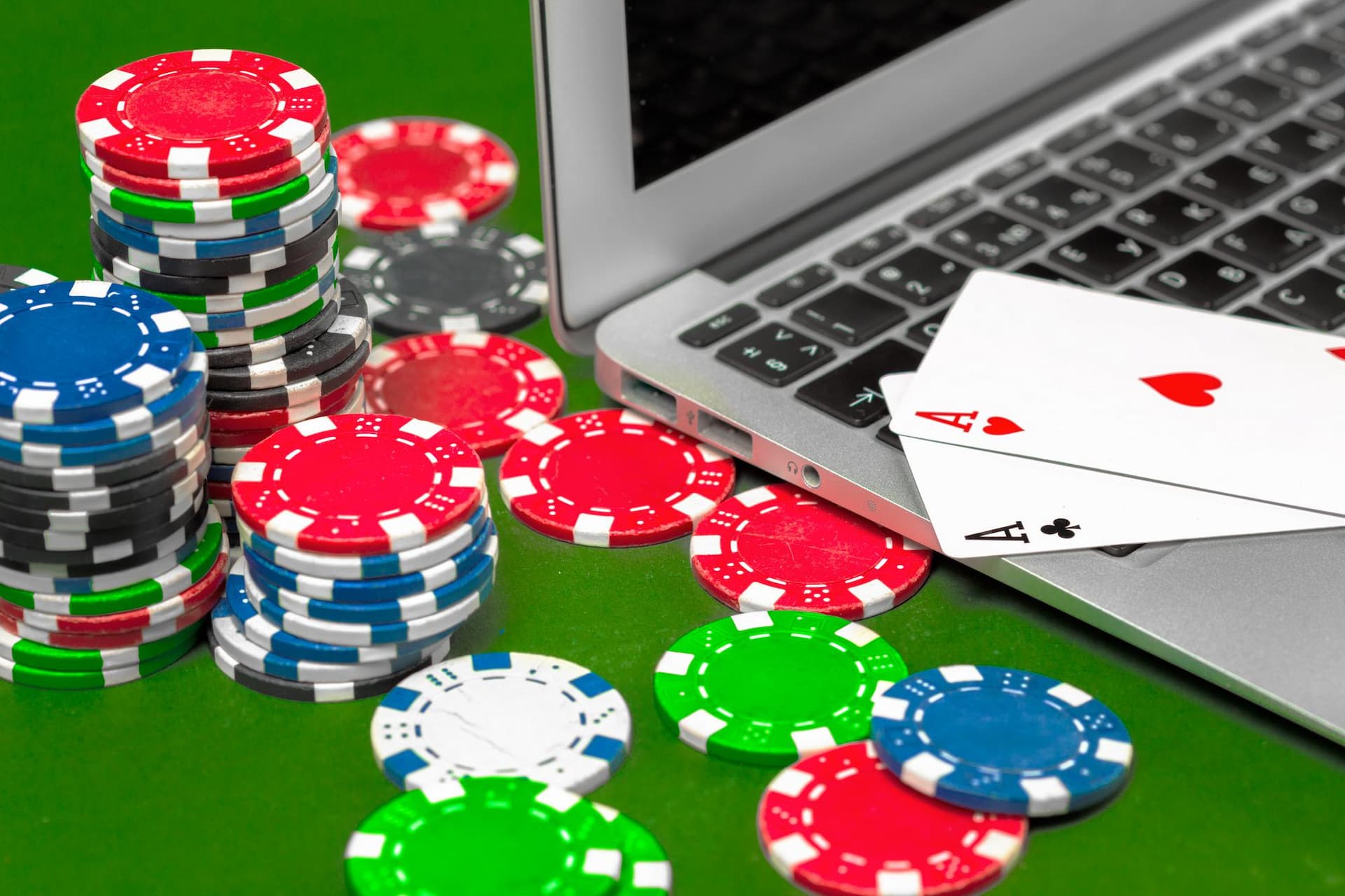 poker-chips-on-the-table (1)